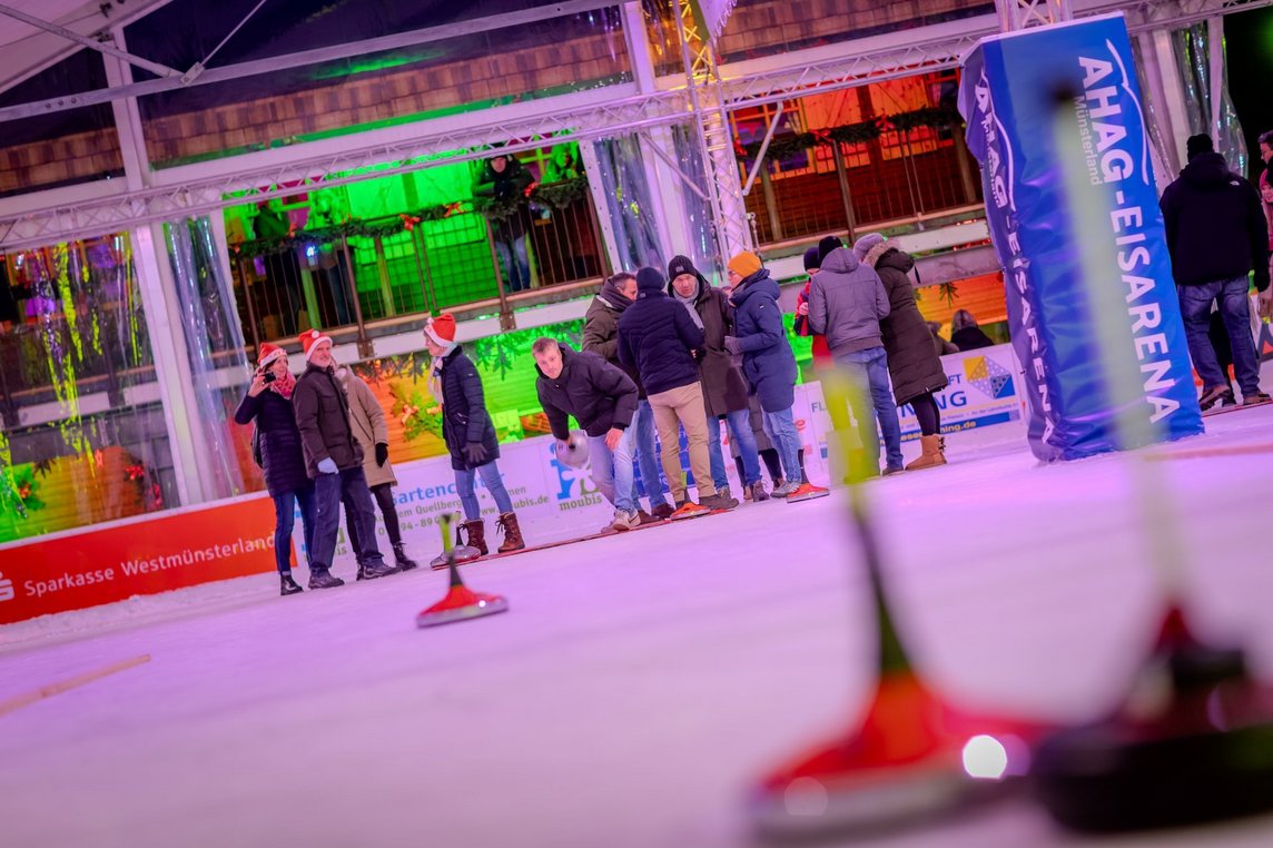 Das Bild zeigt eine Szene vom Eisstock-Schießen.